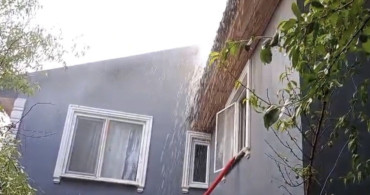 Bolu'da 2 katlı evin çatı katında yangın çıktı