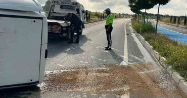 Bolu’da hafif ticari araç devrildi, sürücü itfaiye tarafından kurtarıldı