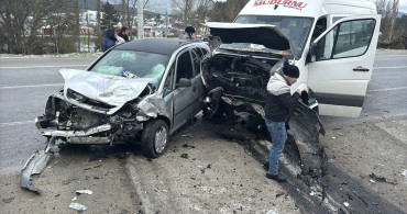 Bolu'da Minibüs-Otomobil Çarpışması: 1 Ölü, 9 Yaralı