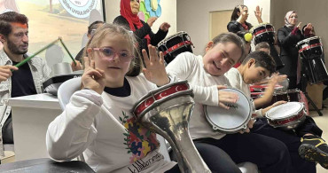 Bolu'da Özel Öğrencilerden Renkli Kutlama: Darbuka Gösterisi İlgiyle İzlendi