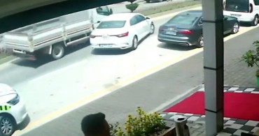 Bolu’da park yerinden çıkan otomobile kamyon çarptı