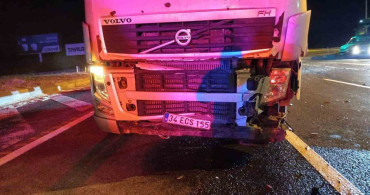 Bolu’da tırın çarptığı otomobilde 3 kişi yaralandı