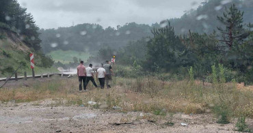 Bolu'da virajı alamayan hafif ticari araç yoldan çıktı: 3 yaralı