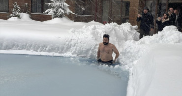 Bolu'da Zorlu Yüzme Deneyimi: Sıfırın Altında Havuz Keyfi