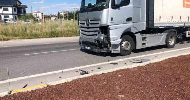 Bolvadin'de kavşakta otomobil ve tır çarpıştı: 1 yaralı