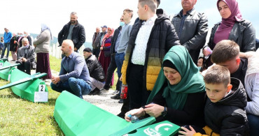 Bosna'da 29 Yıl Önce Katledilen 5 Masum Vatandaş Toprağa Verildi
