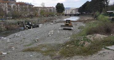 Boyabat'ta Taşkın Riskini Azaltan Kolaz Çayı Temizlik Çalışmaları