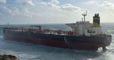 Bozcaada'da Ham Petrol Tankeri Karaya Oturdu