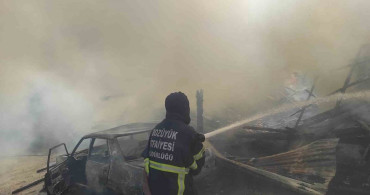 Bozüyük'te Araç Yangını Odunluğa Sıçradı