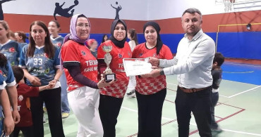 Bozyazı'da Anneler Günü İçin Voleybol Turnuvası Düzenlendi