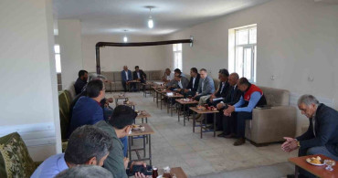 Bulanık Kaymakamı Koşansu, köy ziyaretleriyle vatandaşların taleplerini dinliyor
