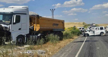 Bulanık'ta kamyon ve kamyonet çarpıştı: 2 ölü, 2 yaralı