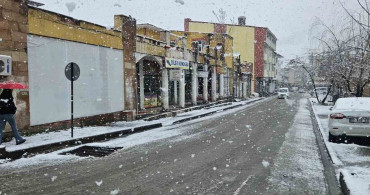 Bulanık'ta Nisan Sürprizi: Kar Yağışı