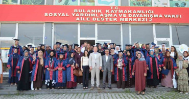 Bulanık'ta okuma yazma öğrenen 50 kadın mezuniyet sevinci yaşadı