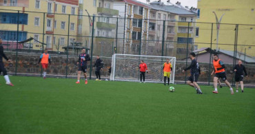 Bulanık’ta Protokol ve Emniyet Mensuplarından Dostluk Maçı