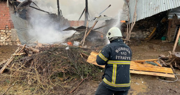 Burdur'da Ev Yangını: Ahıra Sıçrayan Alevler Kontrol Altına Alındı