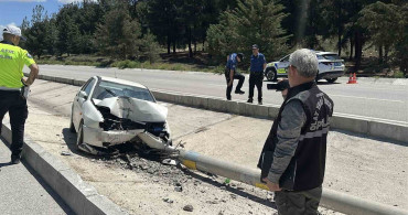 Burdur'da Otomobil Elektrik Direğine Çarptı, 1 Kişi Yaralandı
