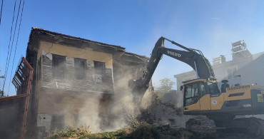 Burdur'da Tehlikeli Metruk Bina Kontrollü Olarak Yıkıldı