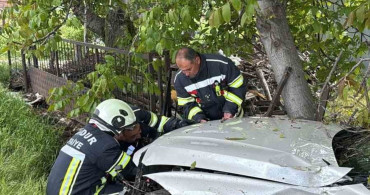 Burdur'da Trafik Kazası: Otomobil Ağaçla Çarpıştı