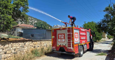 Burdur’un Yeşilova ilçesinde ev bahçesindeki yangın kısa sürede kontrol altına alındı