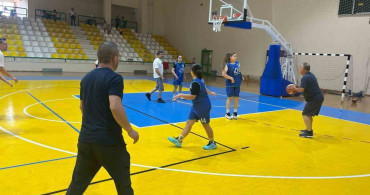 Burhaniye'de babalar günü'ne özel basketbol turnuvası