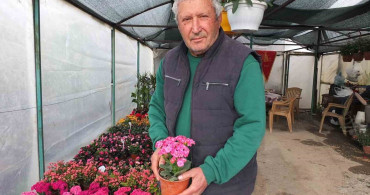 Burhaniye'de Emekli Bankacı 500 Çeşit Bitki Yetiştiriyor