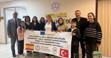 Burhaniye'de Erasmus+ Öğrencileri, Müdür Zihni'yi Ziyaret Etti