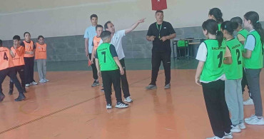 Burhaniye'de Geleneksel Çocuk Oyunları Şenliği Başladı