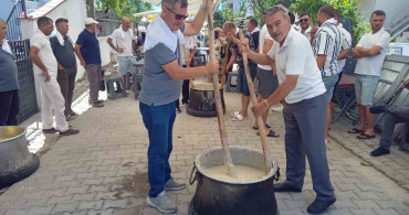 Burhaniye'de keşkek dövme geleneği sürüyor