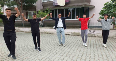 Burhaniyeli Folklorcu Gençler Gösterilere Hazırlanıyor