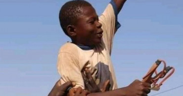 Burkina Faso'lu Çocuk Fransız İHA'sını Sapanla Vurarak Düşürdü!