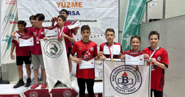 Bursa Baise Gazioğlu Bosut Ortaokulu'ndan Yüzme Şampiyonası Başarısı