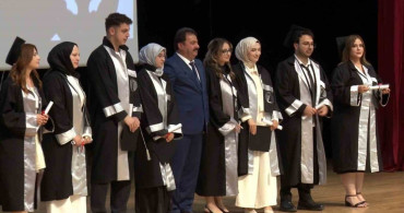 Bursa il emniyet müdürü kızına diplomasını kendi elleriyle verdi