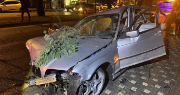 Bursa'da Ağaca Çarpan Otomobilde 2 Kişi Ağır Yaralandı