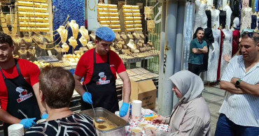 Bursa'da aşure geleneği devam ediyor: Tuzpazarı esnafı 5 bin kişiye ikramda bulundu