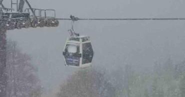 Bursa'da Baharında Kar Sürprizi: Uludağ Beyaza Büründü