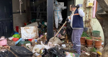 Bursa'da Bir Evden 9 Kamyon Çöp Çıkarıldı