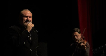 Bursa'da Cumhuriyet Konseri: Hakan Aysev Dinleyicileri Büyüledi