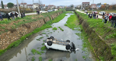 Bursa'da Dereye Devrilen Otomobilde Üç Yaralı