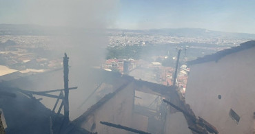 Bursa'da dört müstakil evde çıkan yangında itfaiye dar sokaklarda mücadele etti