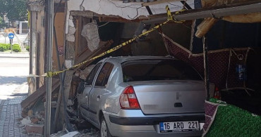 Bursa'da freni boşalan otomobil bir eve girdi