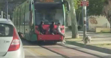 Bursa'da Gençlerin Tramvay Arkasında Tehlikeli Yolculuğu Kaydedildi