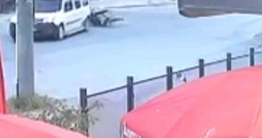 Bursa'da hafif ticari araçla çarpışan motosiklet sürücüsü yaralandı