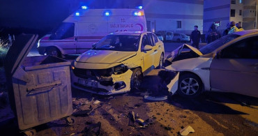 Bursa'da İki Otomobil Çarpıştı: Sürücüler Yaralandı