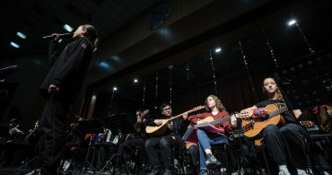 Bursa'da İmam Hatip Öğrencilerinin Konseri: Hazreti Muhammed'e Sevgilerini Dile Getiriyorlar