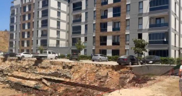 Bursa'da istinat duvarı çöktü, site sakinleri panik yaşadı