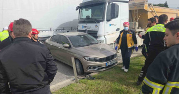 Bursa'da Kamyonun Çarptığı Aile Aracı Sürüklendi