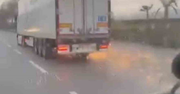 Bursa’da Kaza: TIR Direği Devirip Kaçtı