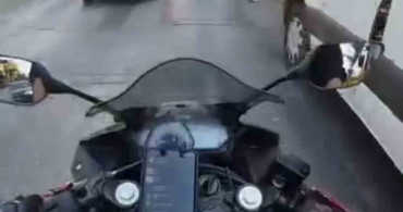 Bursa'da kör noktada kalan yayaya motosiklet çarptı, kaza anı kask kamerasında yer aldı