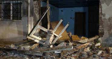 Bursa'da Lodos Etkisi! Binanın Duvarı Yıkıldı, Ağaçlar Yolları Kapattı